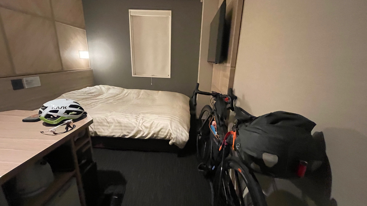 スーパーホテル新居浜では広い部屋の提供と自転車の持ち込みを容認してくれた