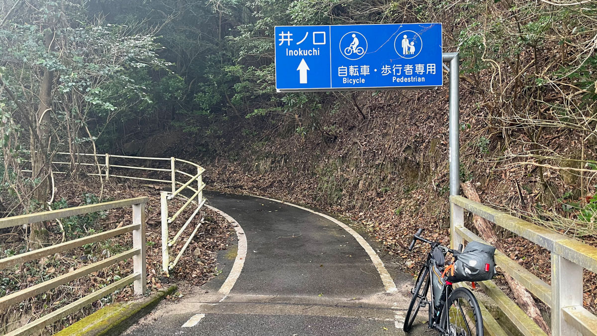 大三島のサイクリングロードは山の中へと分け入っていくことも