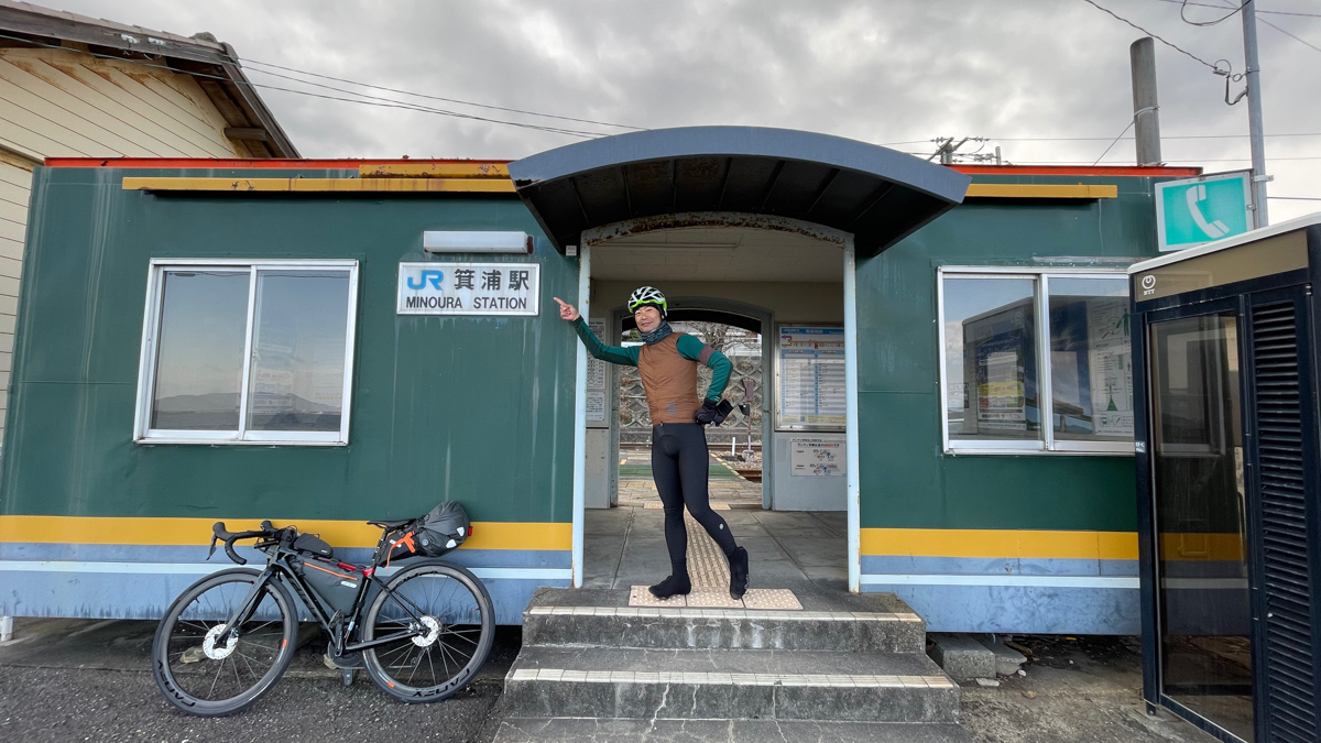 サイクリストなら名前にピンとくる「箕浦駅」。香川の西端で、海の見える可愛い駅だ