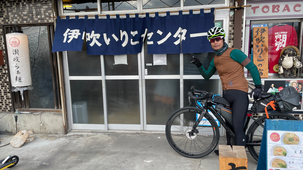 「伊吹いりこセンター」ののれんがラーメン屋の目印