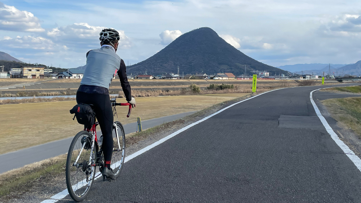土器川沿いサイクリングロードを走れば讃岐富士が正面に望める