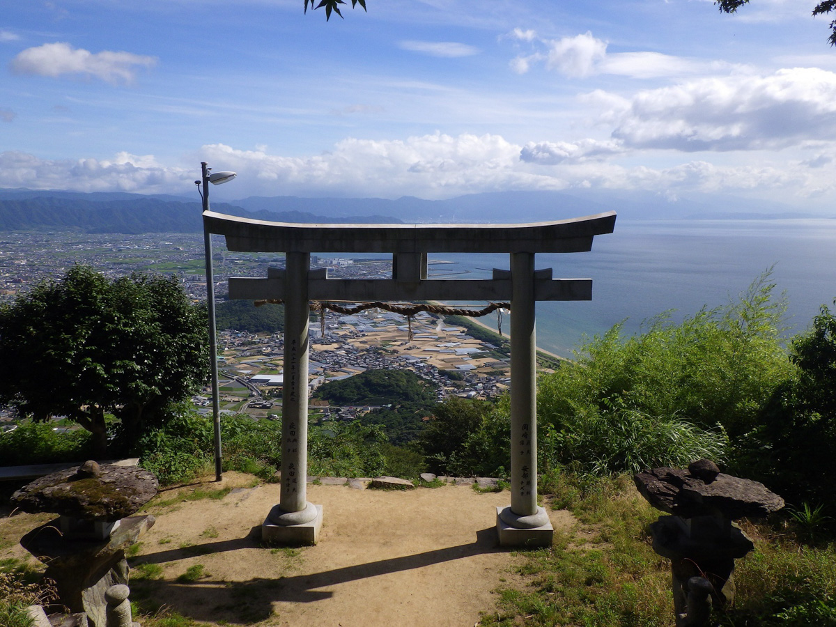 天空の鳥居は標高404m。鳥居越しに観音寺市内と瀬戸内海が一望できる