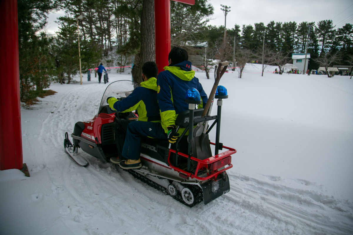 スタート前には整地もかねてスノーモービルが走っている。緊急車両としての役割も。