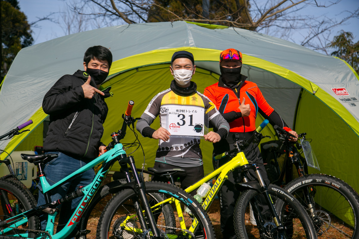 素敵なテントで一日楽しんでいた皆さん。青森でサイクリスト向けにカフェを開いたのだとか。