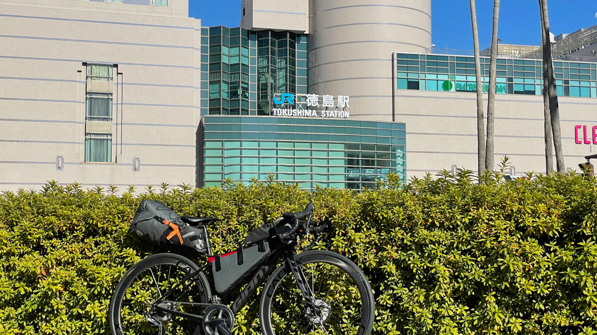 徳島市街中心部のJR徳島駅に到着