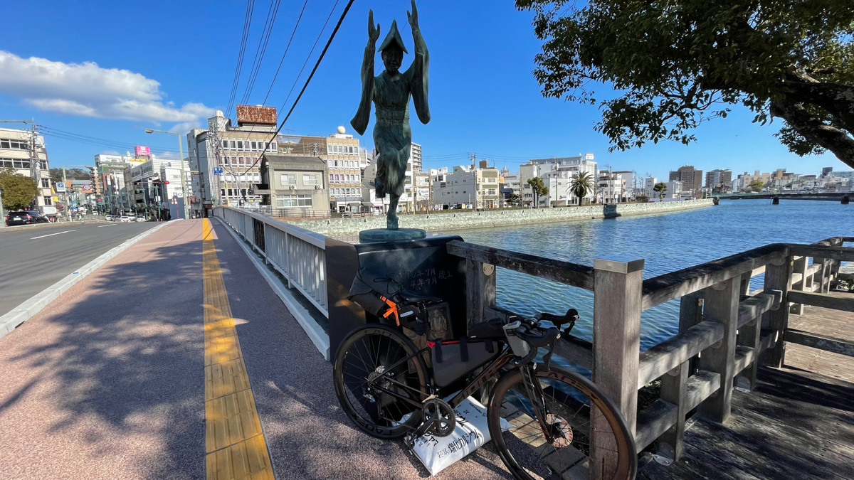 橋の欄干には阿波おどりの銅像が