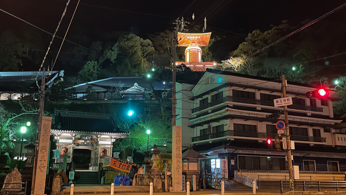 夜の薬王寺。すぐ脇に温泉があり、お遍路さんも疲れを癒やす