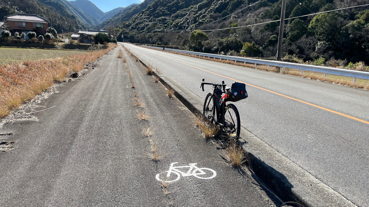 車道と同じくらいに広いサイクリングロード&歩道。なぜこうなった?