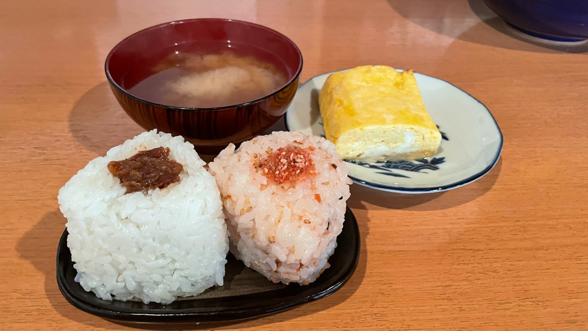 さくら庵の朝食はおにぎりと卵焼きと味噌汁で300円