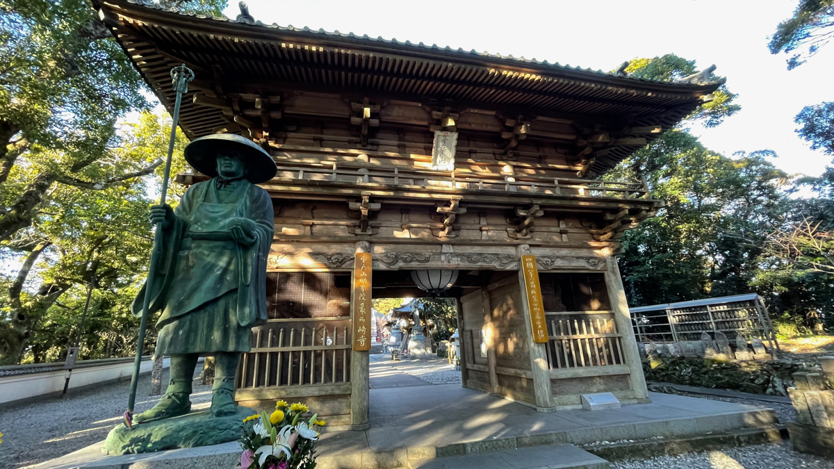 室戸岬の高台に立つ最御崎寺（ほつみさきじ）