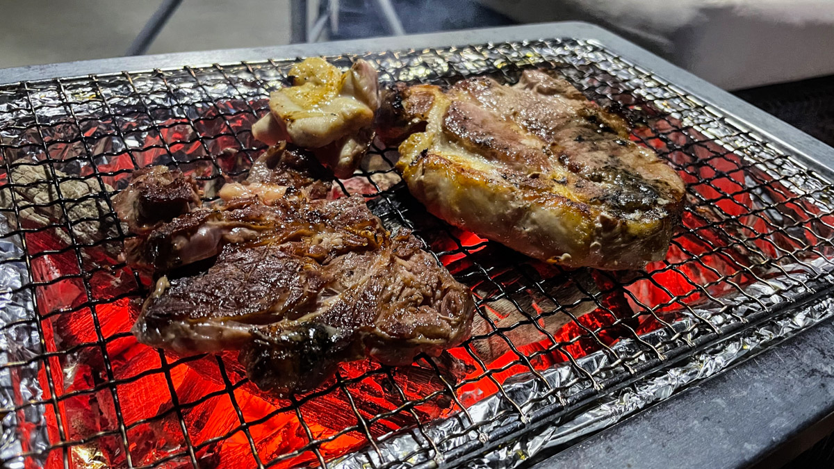 備長炭でじんわりと焼いた肉はジューシーだった