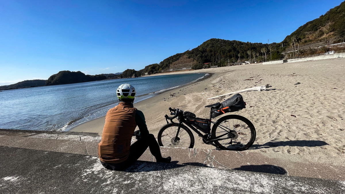 お遍路さんに思いを馳せ、浜で一休み。室戸岬はまだ遠い