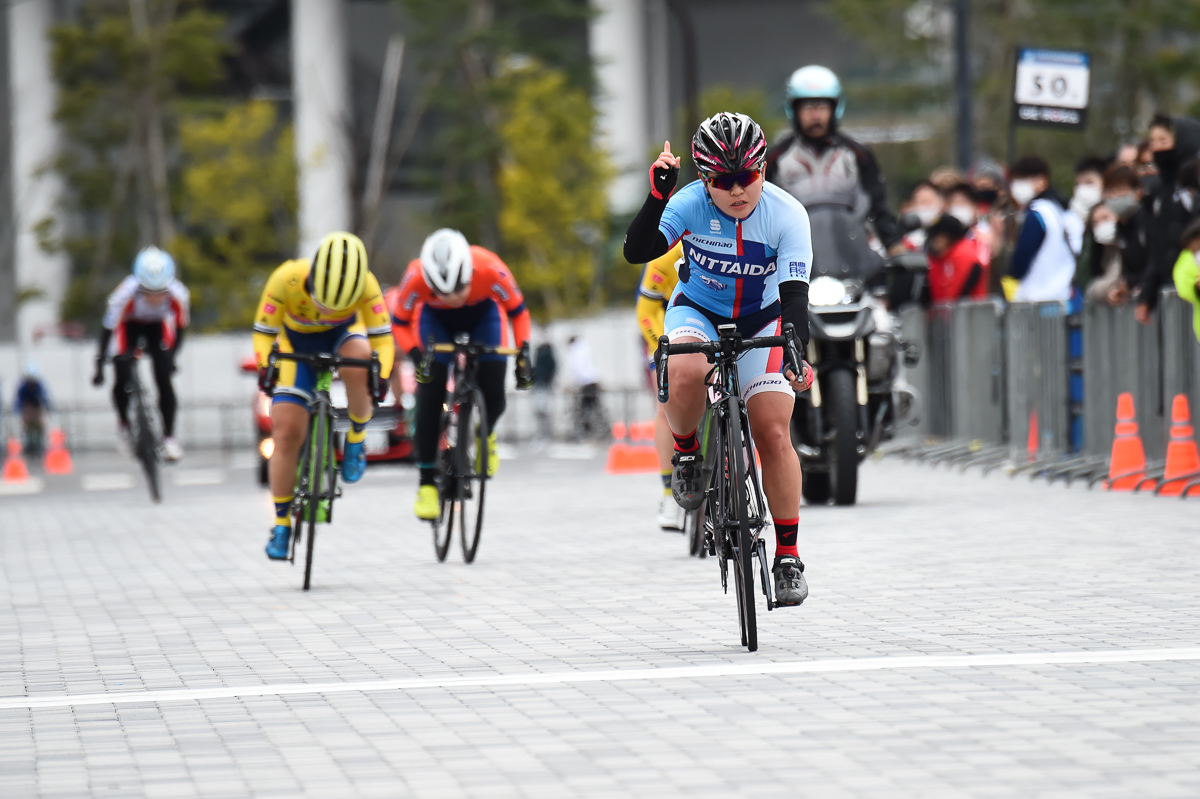 女子　2位以下を大きく引き離してフィニッシュする岩元杏奈（日本体育大学）