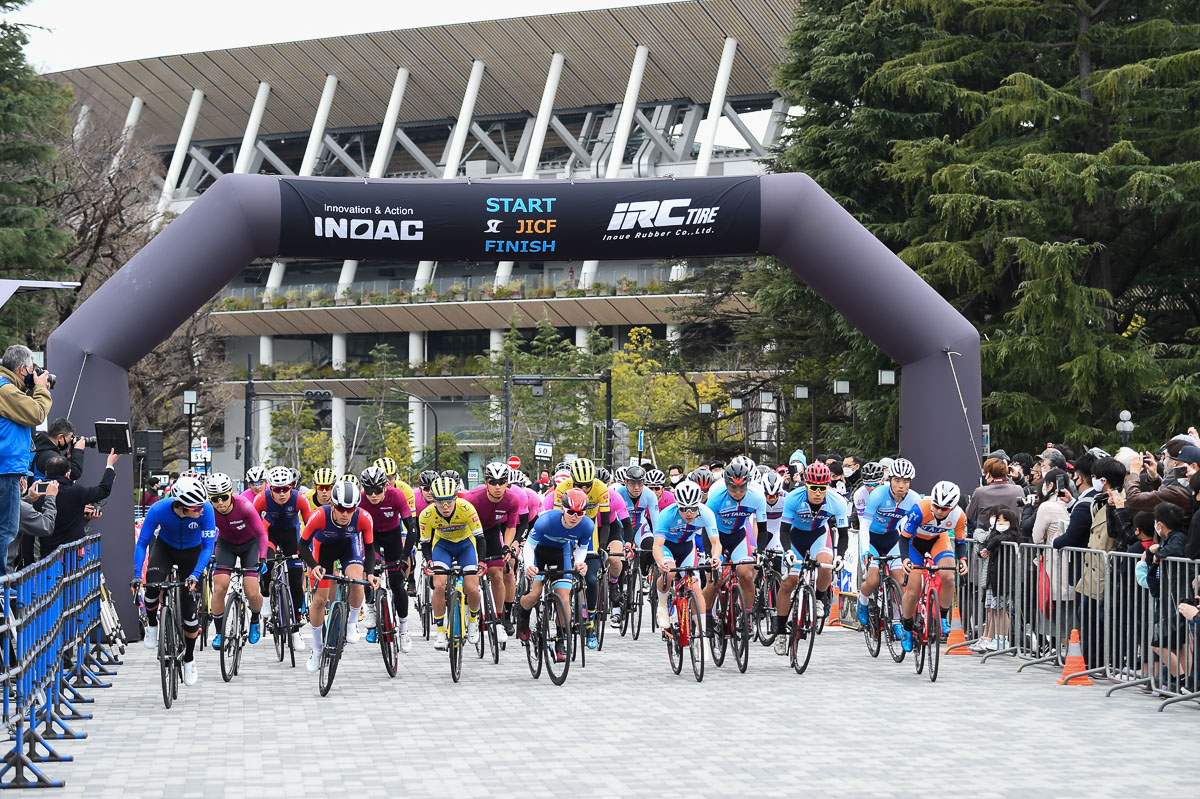 新国立競技場を背にスタート