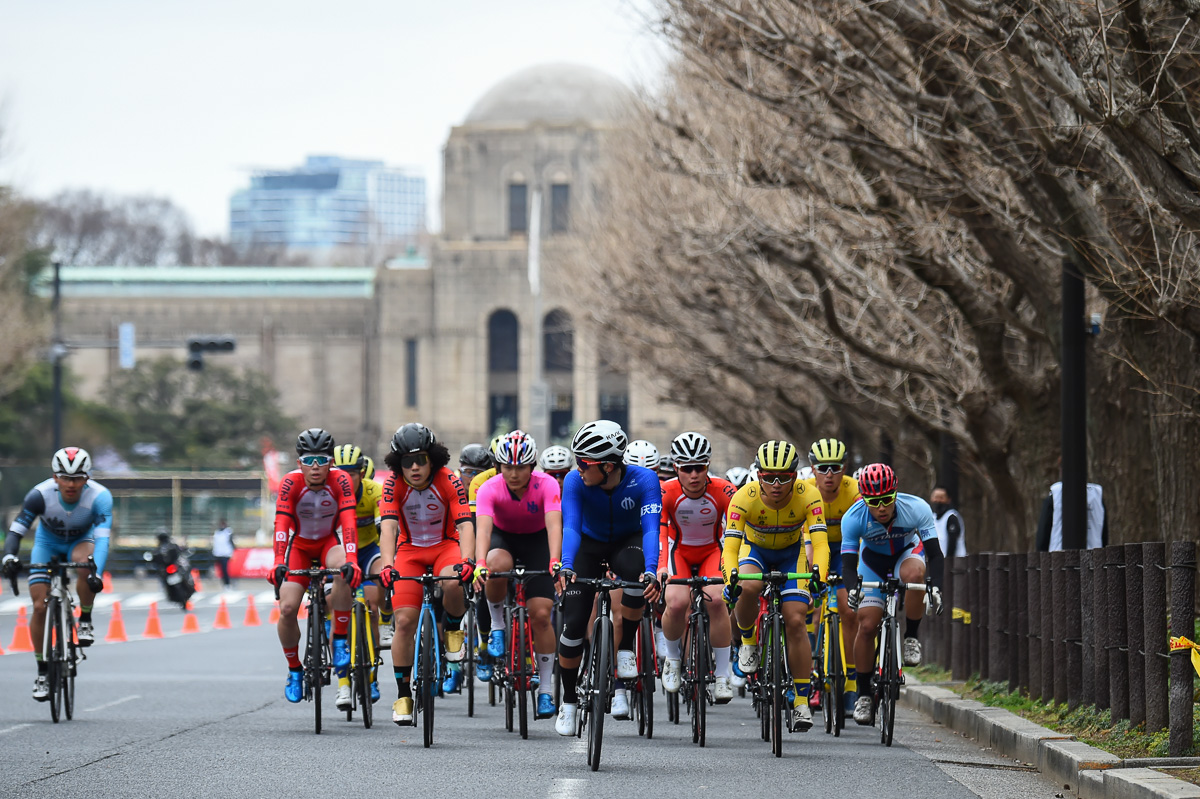 レース序盤　逃げと追走集団を見送ったメイン集団は様子見の雰囲気