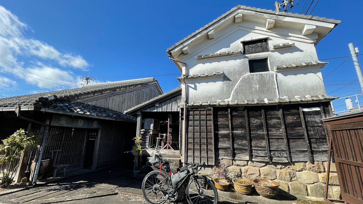 蔵を改造した古民家カフェ高田屋