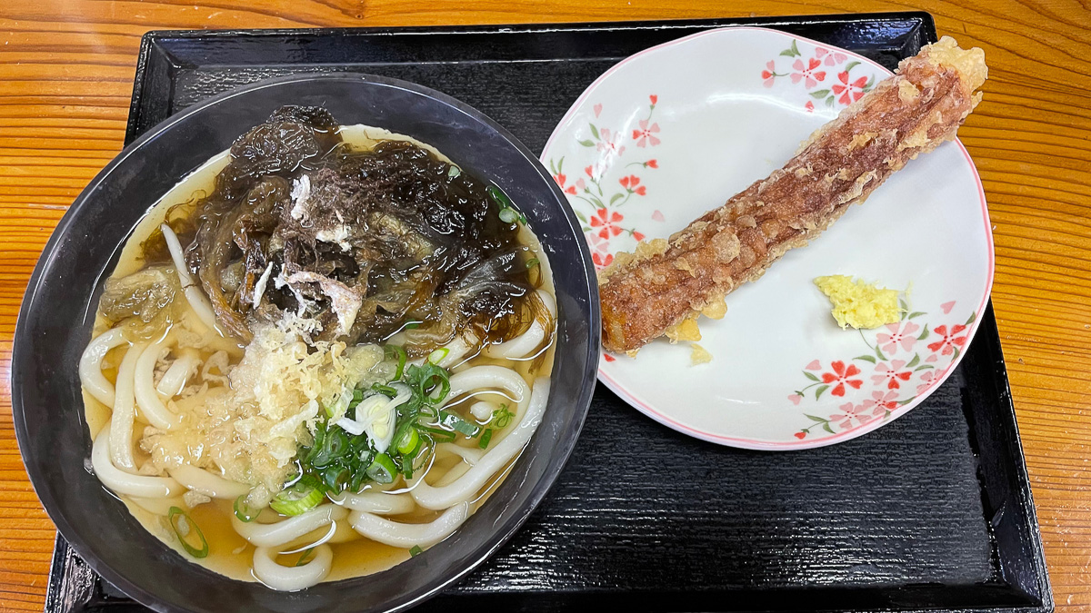 おぼろ昆布うどんとチクワ天をいただく