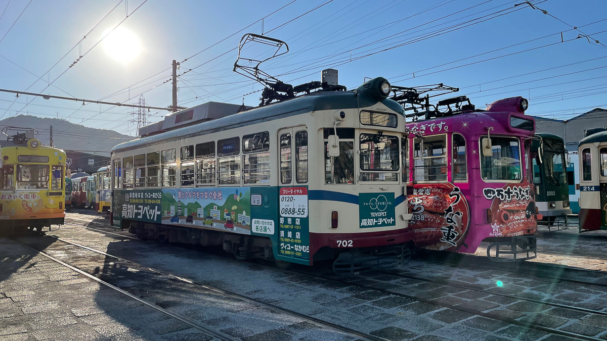 可愛い路面電車が並ぶ操車場