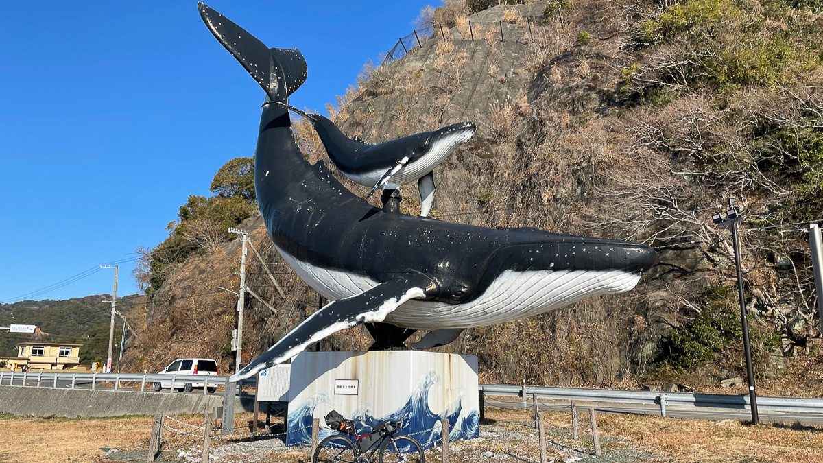 宇佐しおかぜ公園の巨大な親子クジラのモニュメント