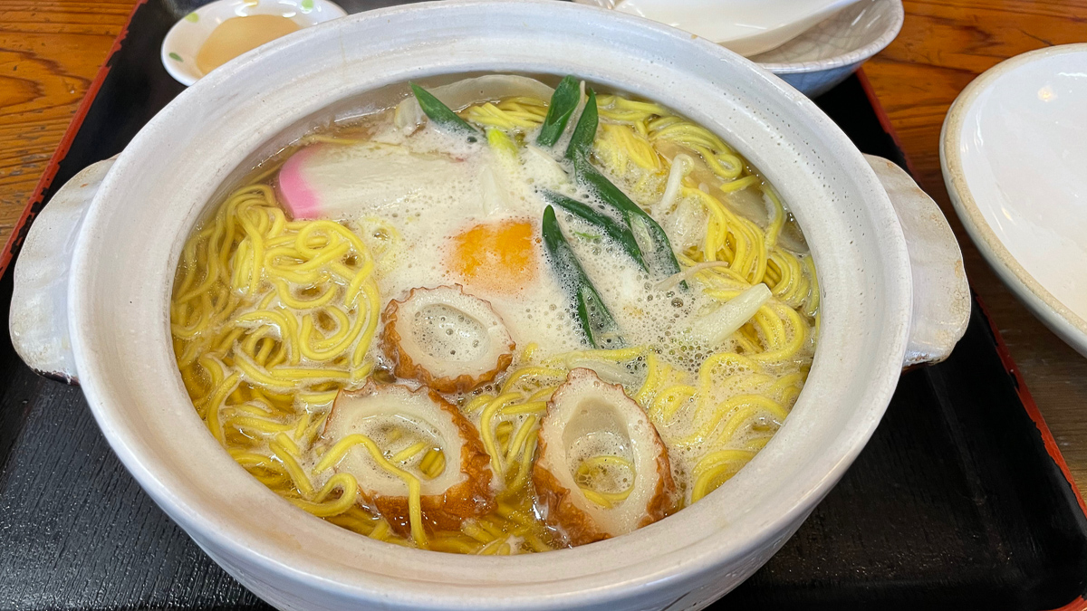 土鍋で供される鍋焼きラーメン