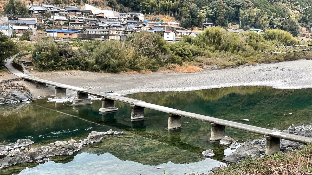 沈下橋は対岸の集落をつなぐ生活の道