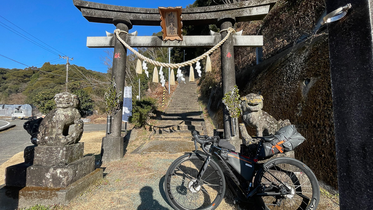道沿いの小さな神社と狛犬に歴史を感じる