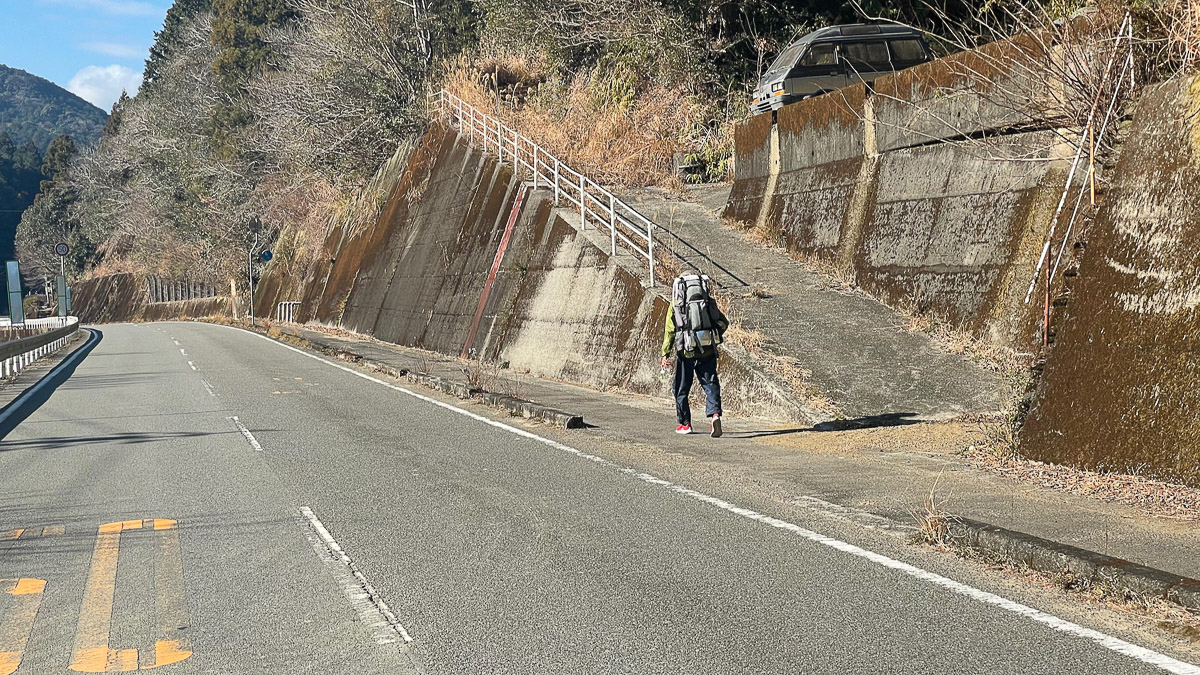 須崎へ向かう道で歩き遍路を見つけた。かつてはたくさんいたのだけど...