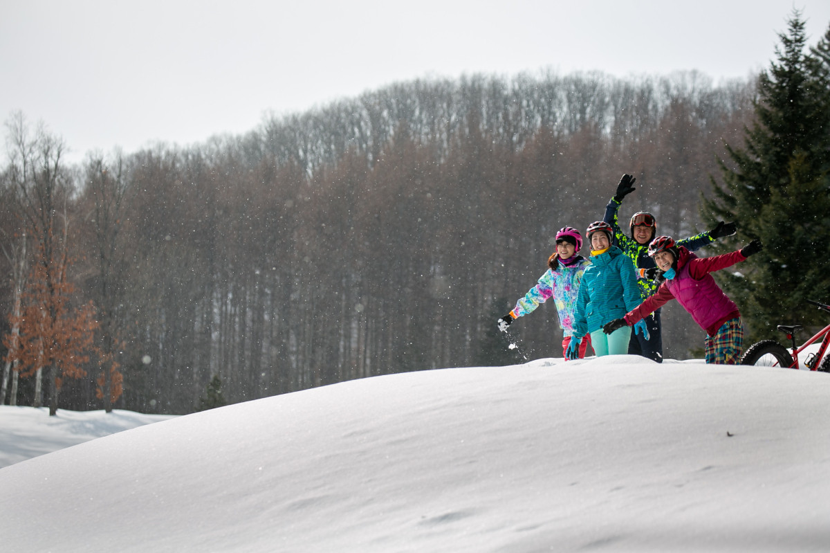 フカフカの雪に思わずテンション上がってしまう一行