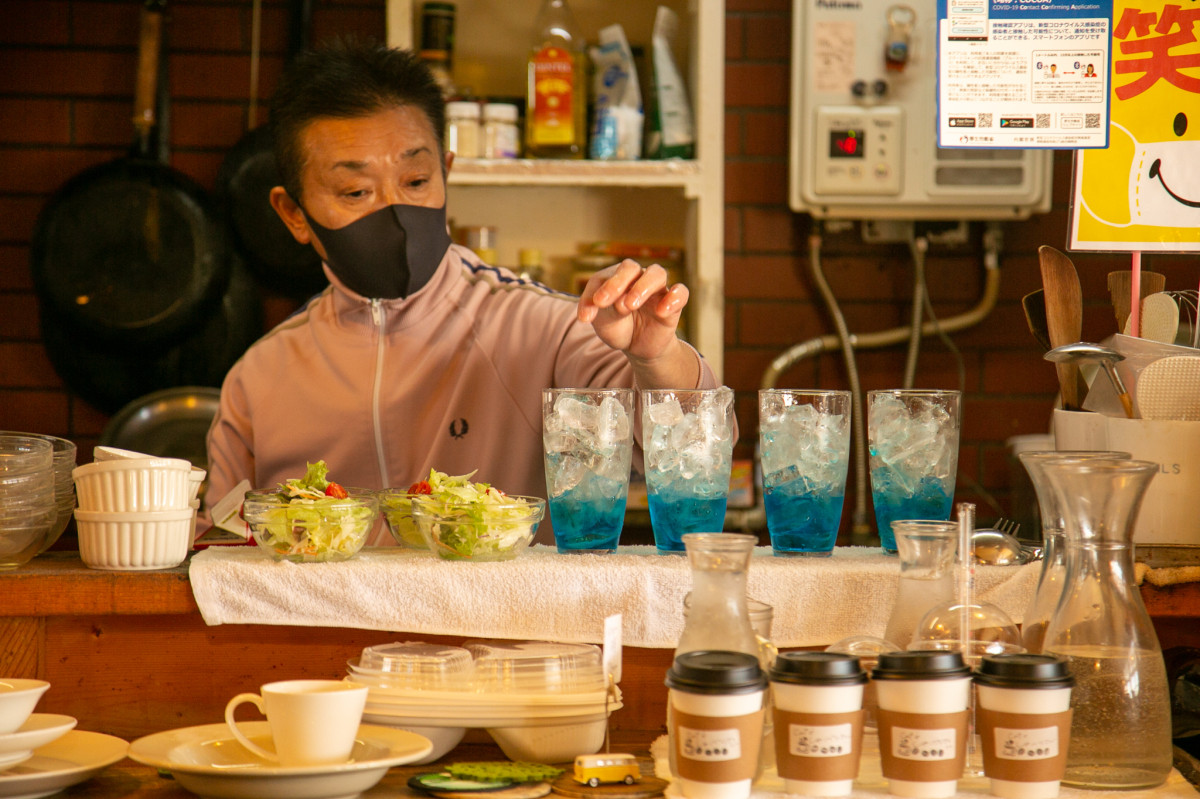 名物の流氷ソーダを支度中