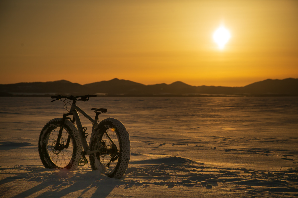 凍り付いたサロマ湖に夕陽が映える　しっかり結氷している時期はライドも楽しめそうだ