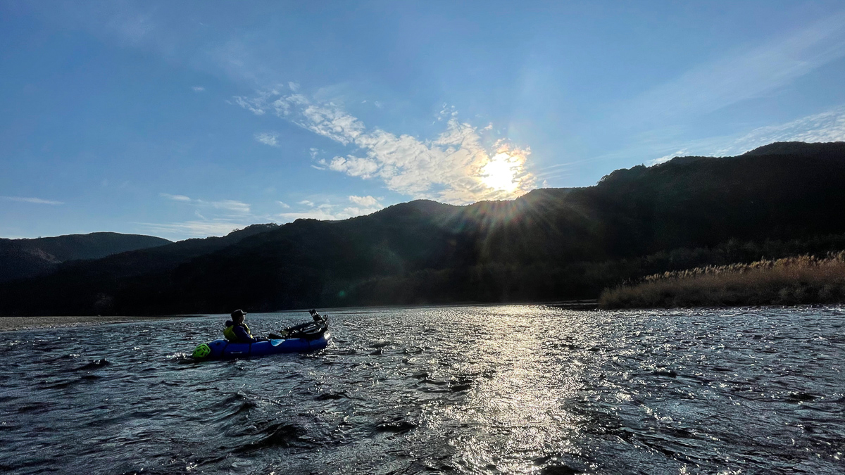 流れに任せて川を下るうちに日が傾いてきた