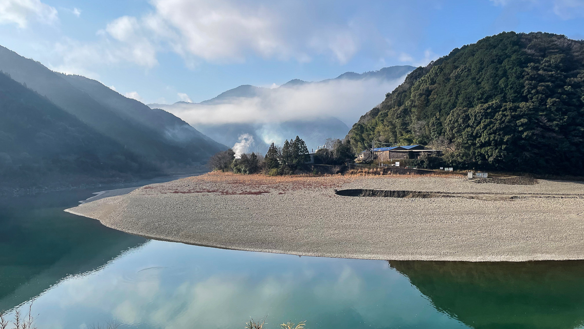 カーブを繰り返して流れていく四万十川