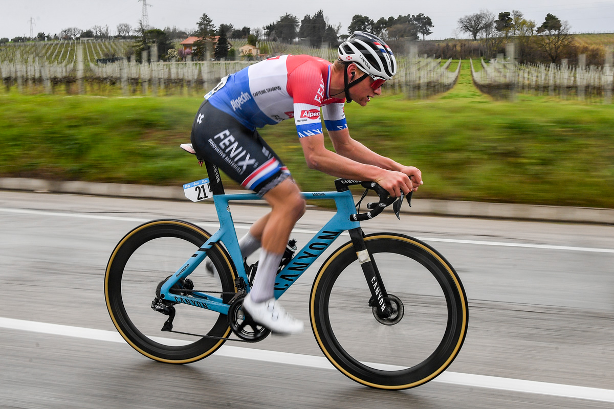 52kmを独走したマチュー・ファンデルプール(オランダ、アルペシン・フェニックス)