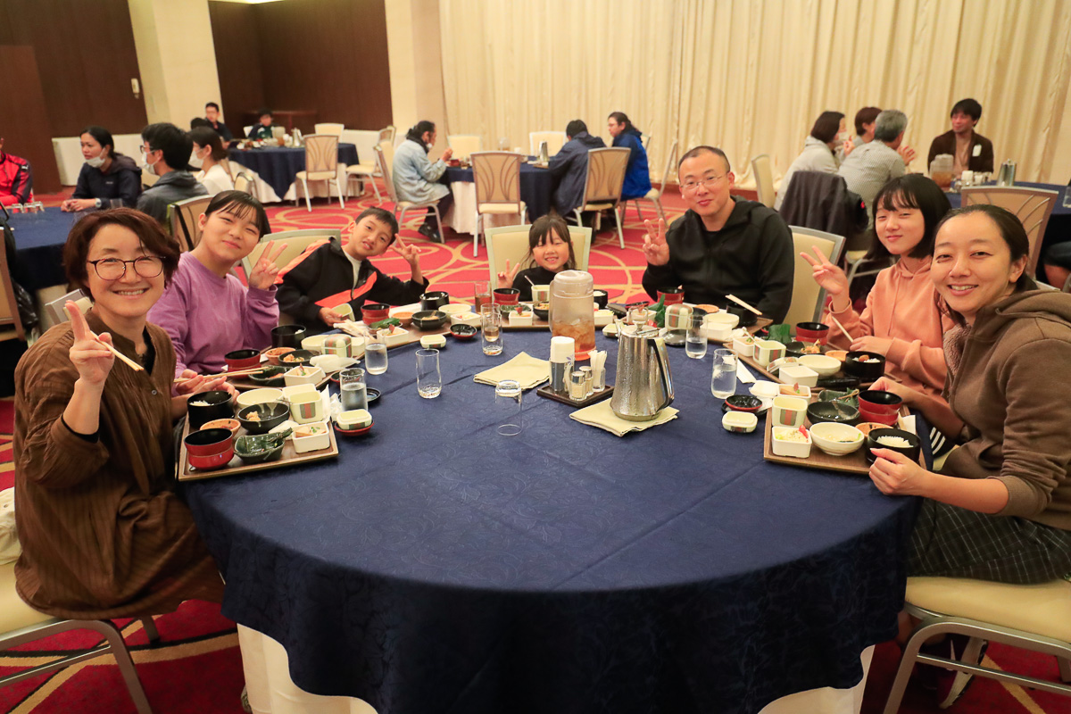 昼食会場のホテルゆがふいんでランチを頂く家族連れ