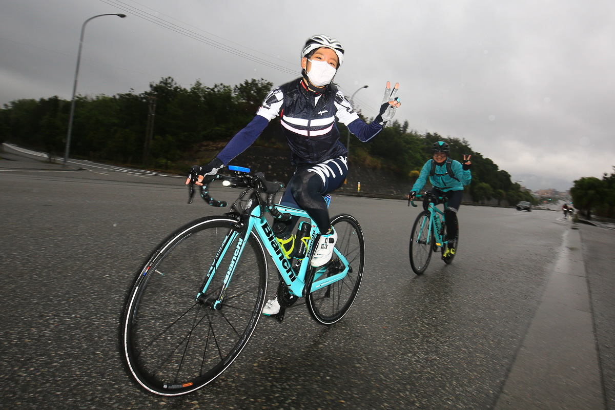 雨の中楽しそうに走る女性ライダーたち