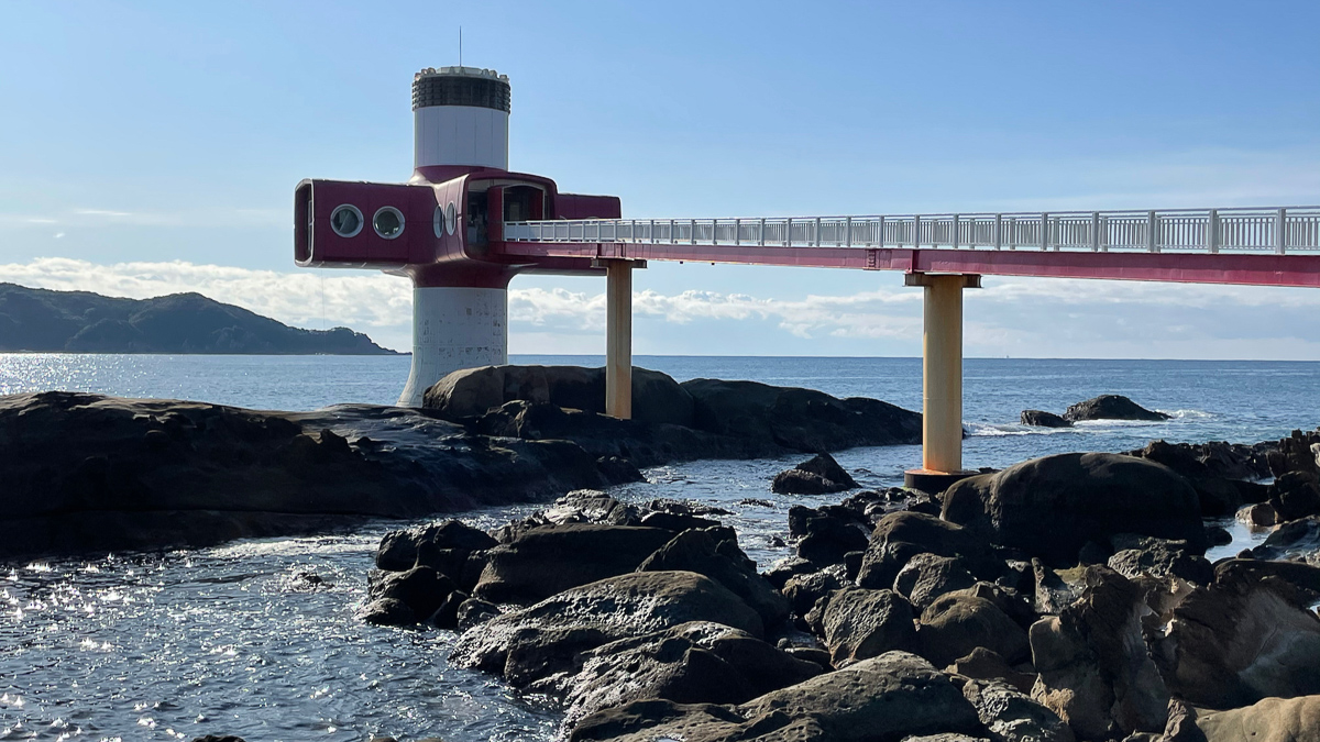 昭和の遺構のような雰囲気の海中展望台「足摺海底館」