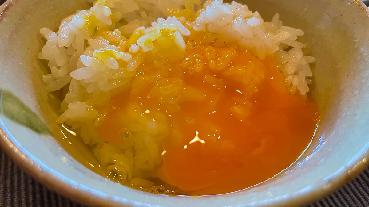 土佐ジローの卵かけご飯。お米がつやつやで美味しい