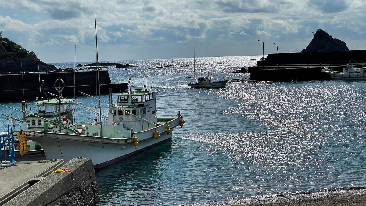 海岸沿いの道には小さな漁港が点在する