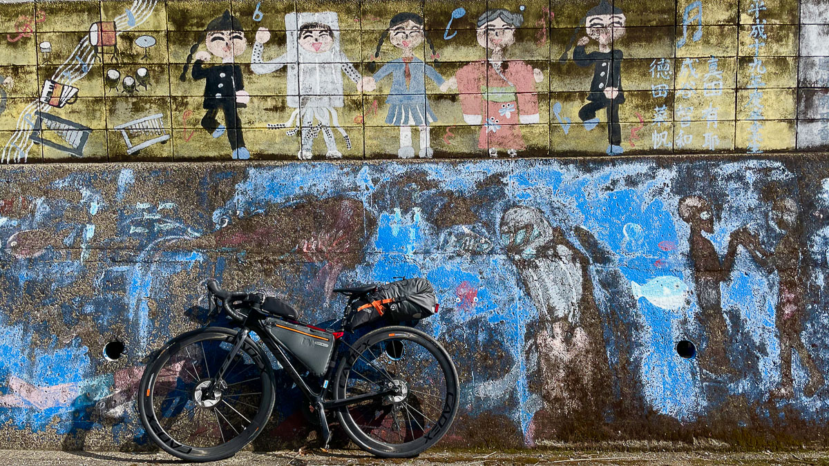 樫西の小学校の子どもたちによるユニークな壁画