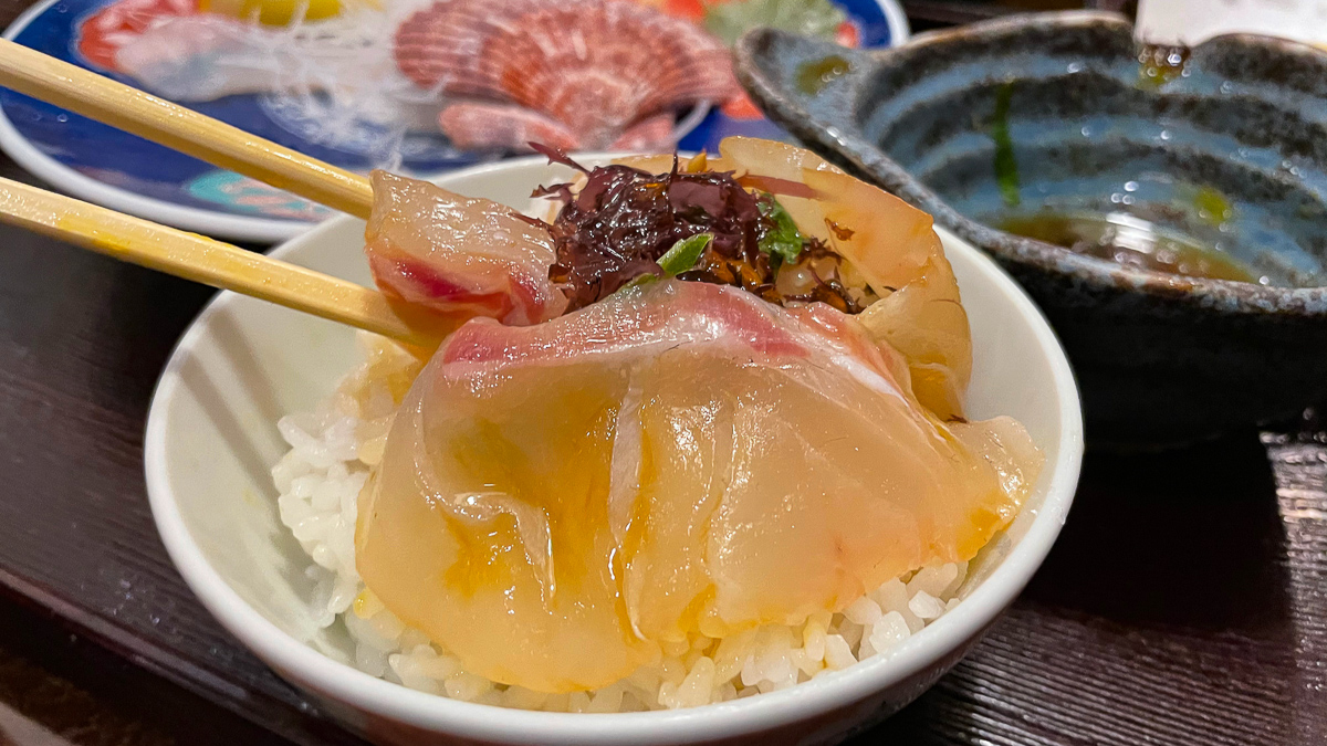 刺身に卵と胡麻油を絡めて食べるのが南予式の鯛めしだ