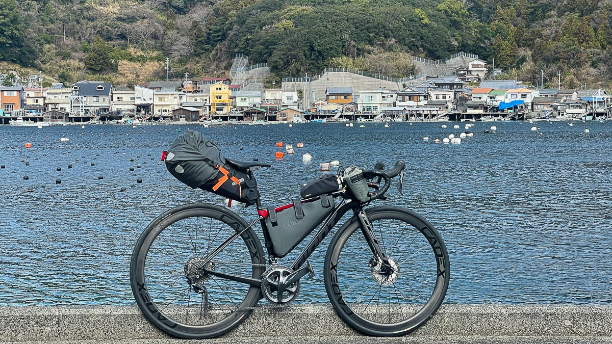 宇和島へ向けての美しい海岸線の漁村