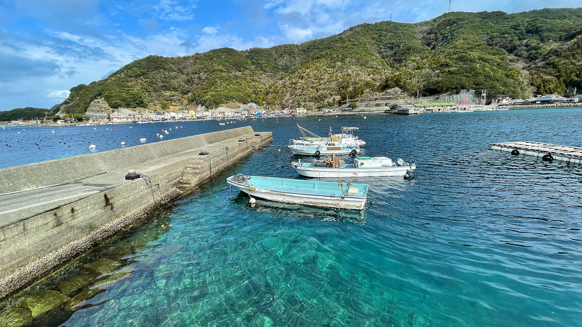 日が差すと海の色が鮮やかに輝く