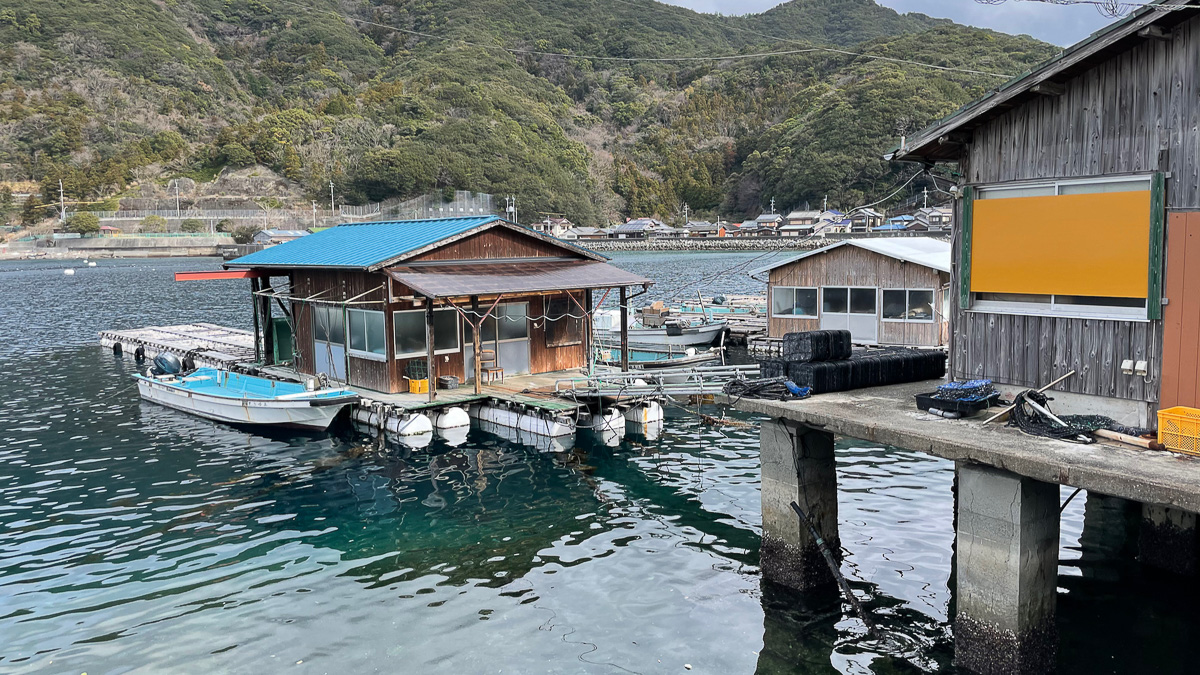 海に浮かぶ漁村の船小屋