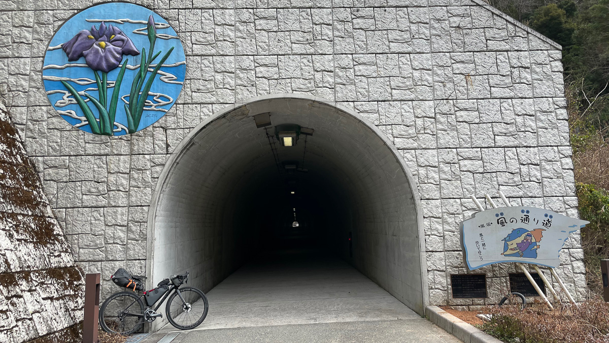 国道沿いには歩行者と自転車のための専用トンネルがあるのが嬉しい