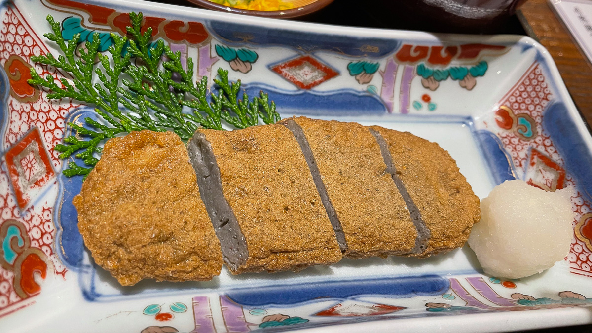 宇和島名物のじゃこ天。小魚のすり身の天ぷらだ