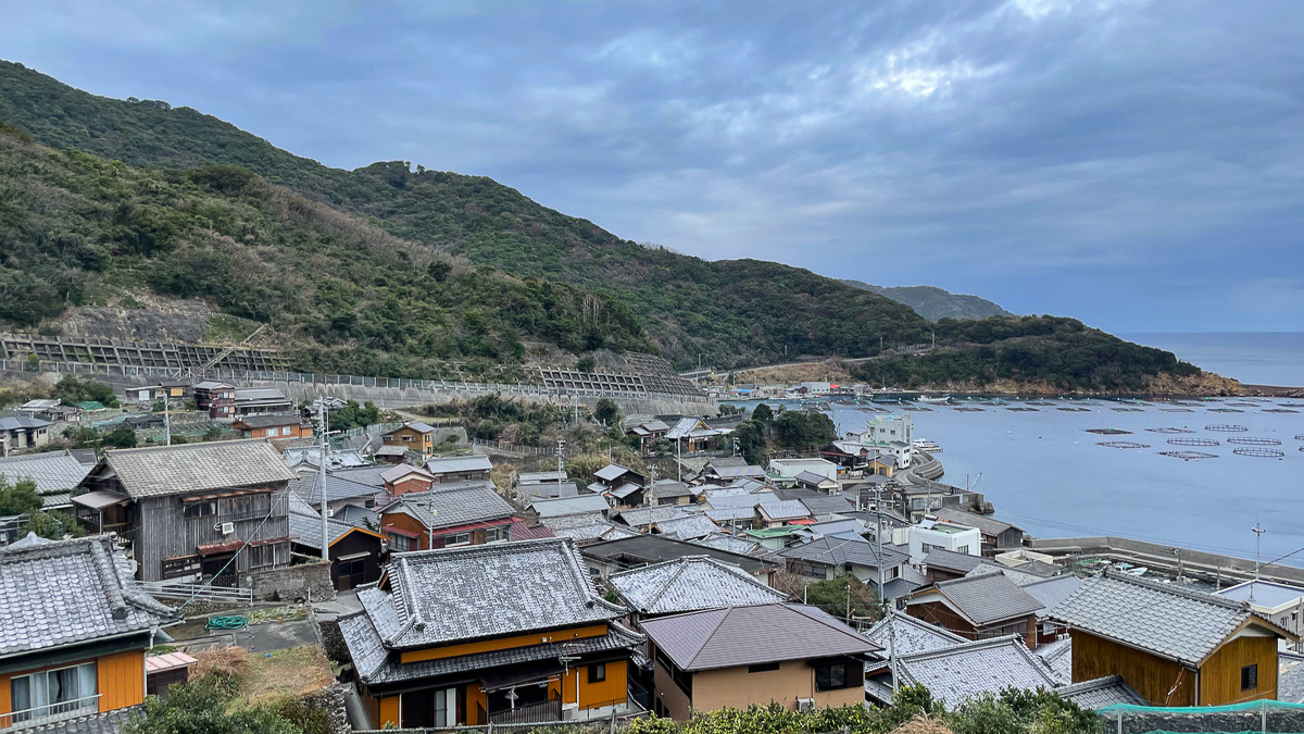 中泊集落。瓦葺きの漁村は日本の原風景だ