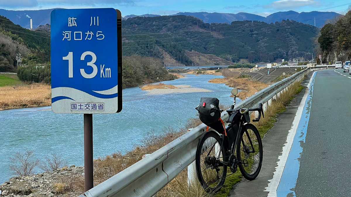 肱川に沿って海まで13km。風が強くなてきた