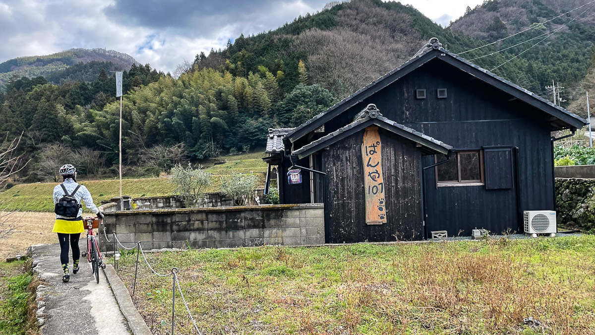 双海町の超人気パン屋「ぱんや107」はひっそりとした場所にあった