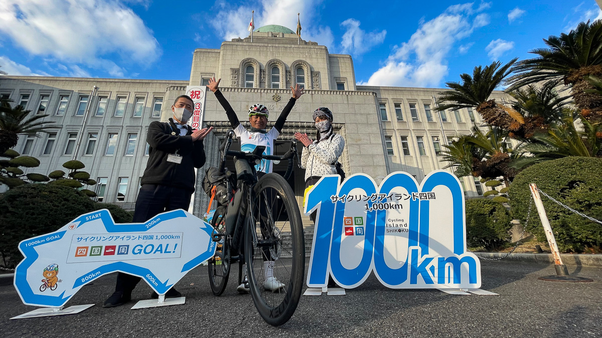 愛媛県庁で四国一周サイクリングの完走を祝っていただきました