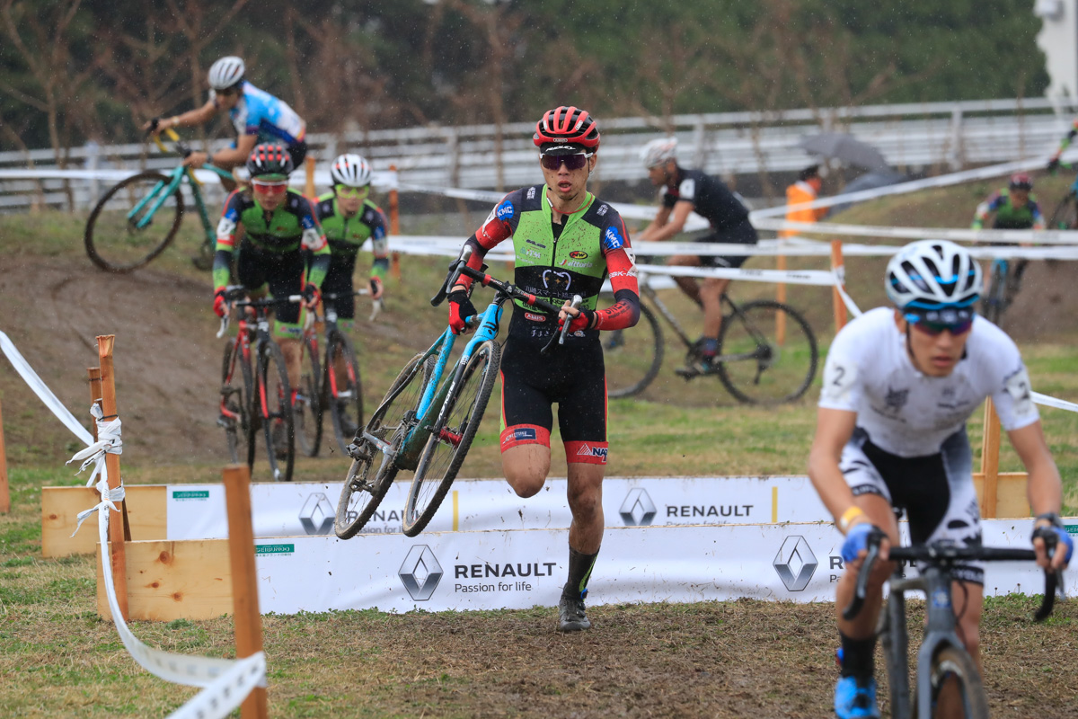 加藤健悟(臼杵レーシング)を追うSNEL CYCLOCROSS TEAMのパック